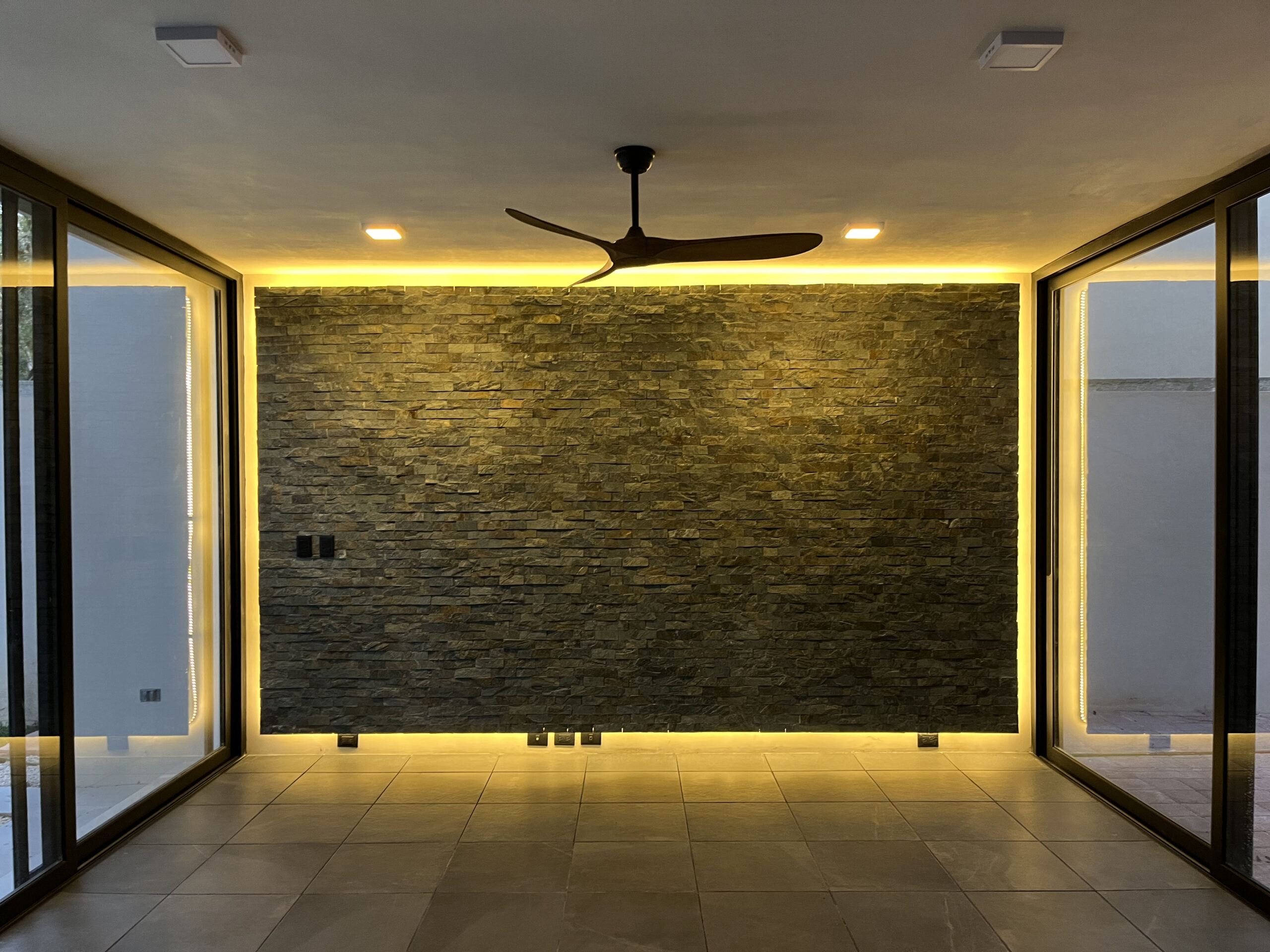 muro piedra sala iluminado